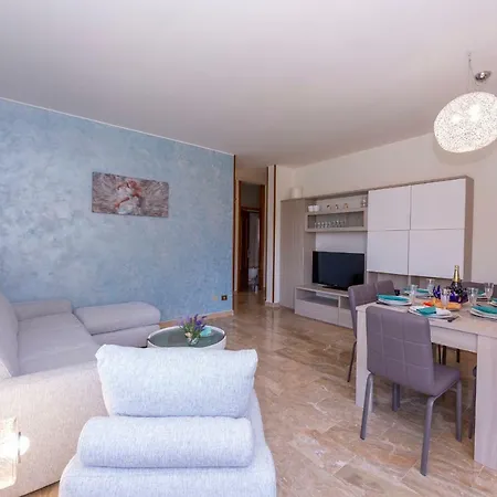 Sleeps 6 Pool Wifi * Carlazzo