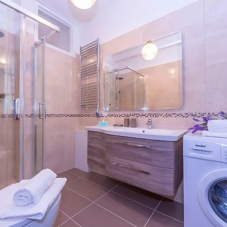 Sleeps 6 Pool Wifi شقة